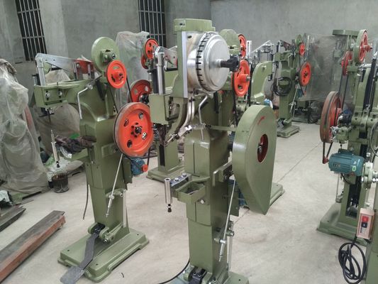 Hydraulische buisvormige rivetmachine voor halfholle rivetten