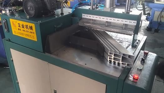 L505 Motorkracht 3 kW Aluminiumzaagmachines voor het snijden van ramen en deurhoeken